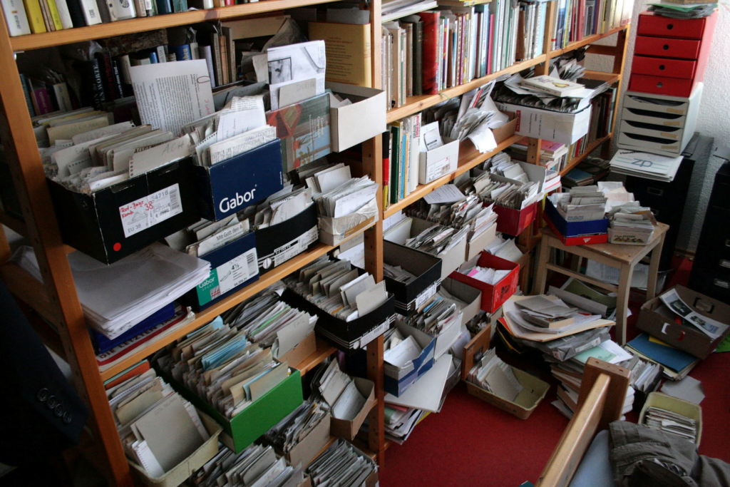 盧曼（Nikolas Luhmann）的卡片盒筆記（Zettelkasten）知識庫，由於這個發明，他成為非常多產的學者